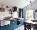 Πώς να σχεδιάσετε την κουζίνα από το παράθυρο σε ένα ιδιωτικό σπίτι: Συμβουλές για 4 τύπους ανοιγμάτων παραθύρων 4491_73