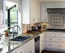 איך לתכנן את המטבח ליד החלון בבית פרטי: טיפים 4 סוגים של פתיחת חלונות 4491_82