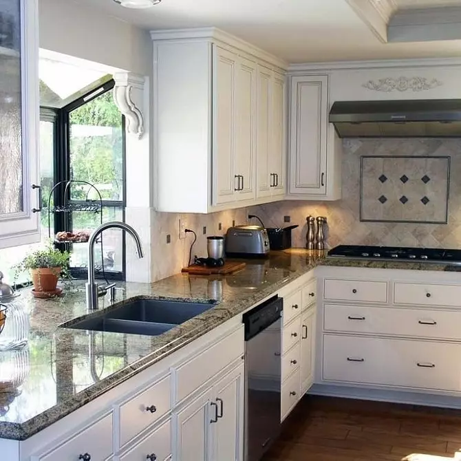 Hogyan kell megtervezni a konyhát az ablakhoz egy magánházban: Tippek 4 típusú ablaknyílásokhoz 4491_87