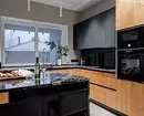 Како да ја планирате кујната од прозорецот во приватна куќа: Совети за 4 видови на прозорски отвори 4491_94