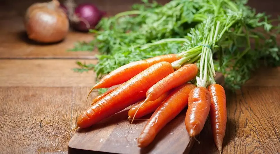 घरात गाजर कसे संग्रहित करावे जेणेकरून ते बर्याच काळापासून खराब होत नाही: 4 मार्गांनी 458_6