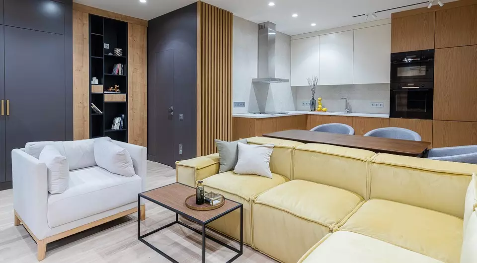 Intérieur confortable avec accents jaune et bleu: appartement à Saint-Pétersbourg pour loisirs et travail