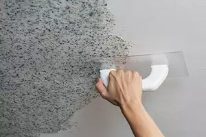 Preparation tembok nganggo tangan dhewe ing ngisor wallpaper cair: rencana langkah-langkah lan tips 4620_1