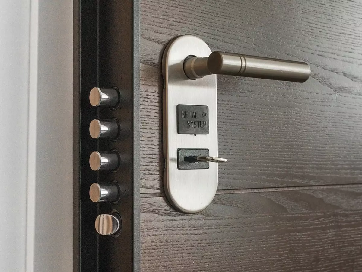 Jak izolować metalowe drzwi wejściowe na zimę w mieszkaniu i prywatnym domu 4626_15