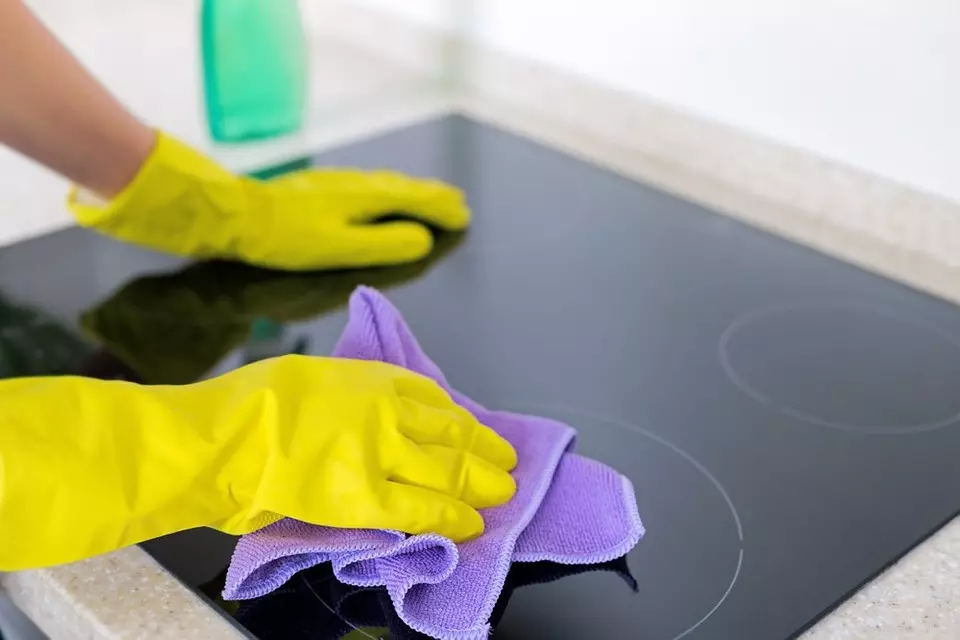 Cómo limpiar la estufa de la cerámica de vidrio para que no haya rastro de la suciedad: 10 maneras 4651_8