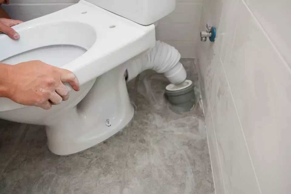 A hullámosság telepítése a WC-re: lépésről lépésre utasítások 4668_8