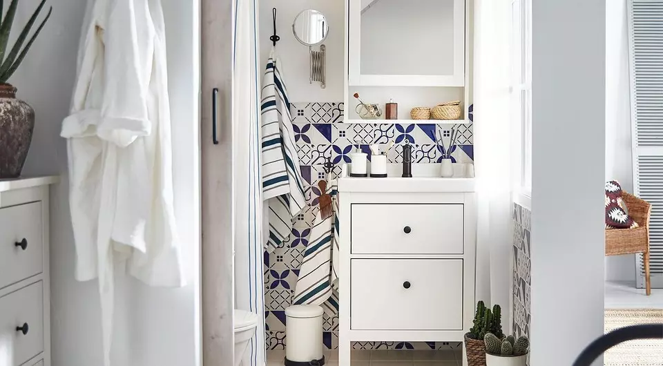 Vad och hur man lagrar på hyllorna i badrummet så att de alltid såg rena ut: 7 tips
