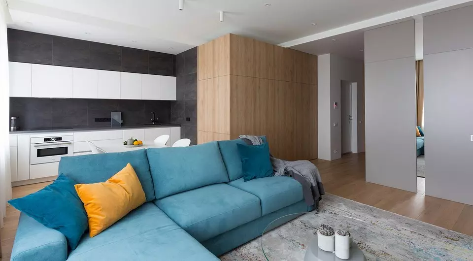 I minimalisti apprezzeranno: un appartamento conciso in cui tutto è pensato e senza dettagli extra