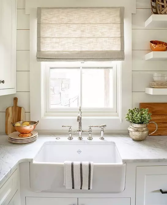Gyönyörű ablak dekoráció a konyhában: fontolja meg a hurok és a belső stílus típusát 4732_15