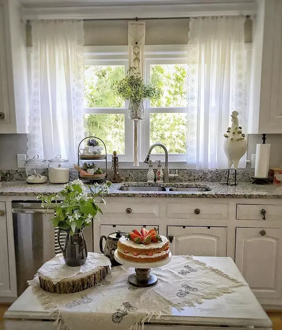 ديكور النافذة الجميلة في المطبخ: النظر في نوع الحلقة والأسلوب الداخلي 4732_19