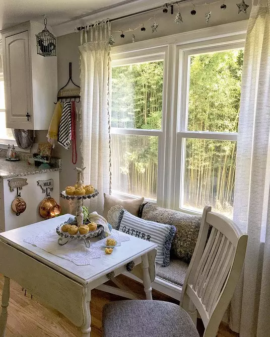 Gyönyörű ablak dekoráció a konyhában: fontolja meg a hurok és a belső stílus típusát 4732_20