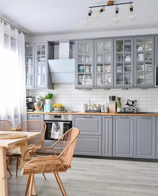 Dekor i bukur dritare në kuzhinë: Merrni parasysh llojin e lakut dhe stilit të brendshëm 4732_23