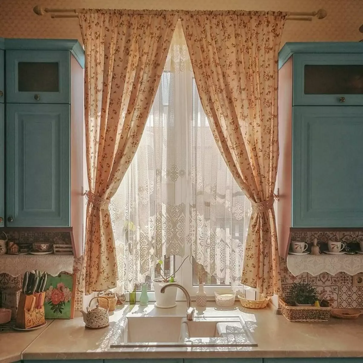 ديكور النافذة الجميلة في المطبخ: النظر في نوع الحلقة والأسلوب الداخلي 4732_56