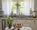 Dekor i bukur dritare në kuzhinë: Merrni parasysh llojin e lakut dhe stilit të brendshëm 4732_8