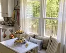 स्वयंपाकघरात सुंदर खिडकी सजावट: लूप आणि आतील शैलीचा प्रकार विचारात घ्या 4732_9