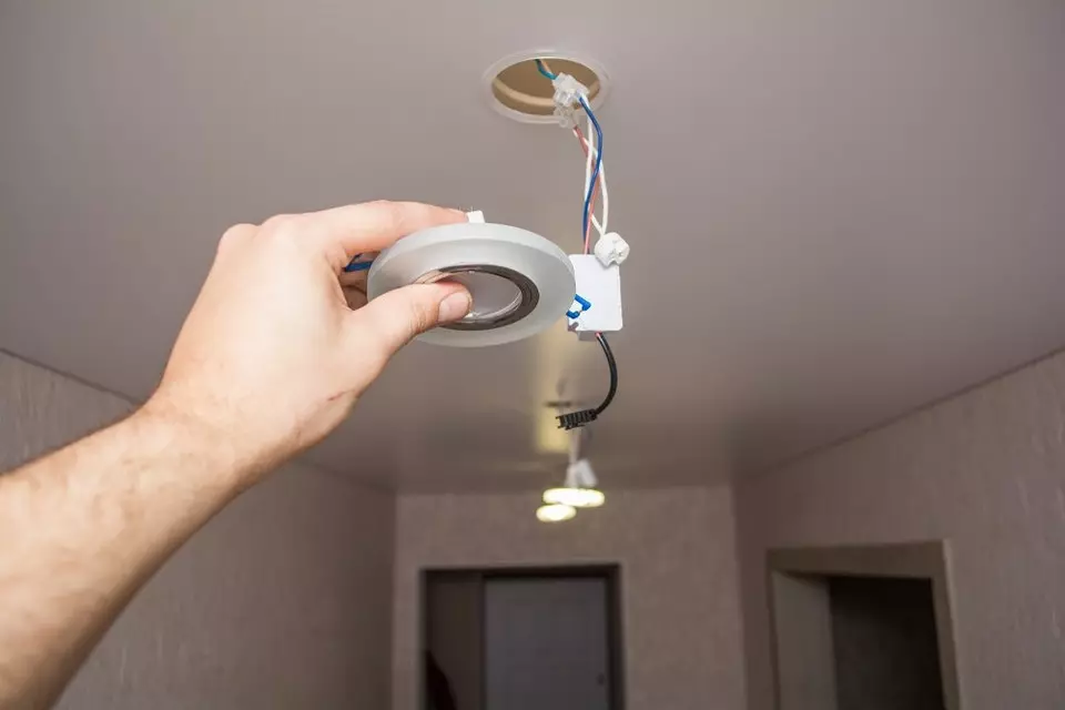 Nokta lambasını germe tavanından nasıl çıkarır ve yeni bir şekilde değiştirilir 4803_3