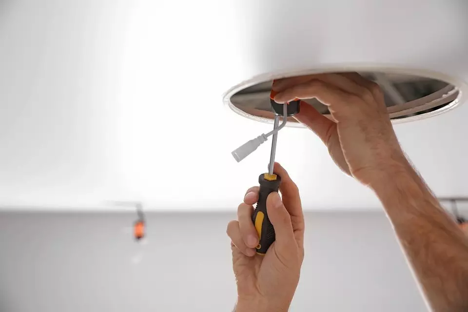 Как да премахнете точката на лампата от тавана на разтягане и да го замените с нов 4803_7