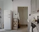 Πού να βάλετε το ψυγείο: 6 κατάλληλες θέσεις στο διαμέρισμα (όχι μόνο μια κουζίνα) 480_24
