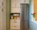 สถานที่ที่จะใส่ตู้เย็น: 6 สถานที่ที่เหมาะสมในอพาร์ทเมนท์ (ไม่เพียง แต่ห้องครัว) 480_37