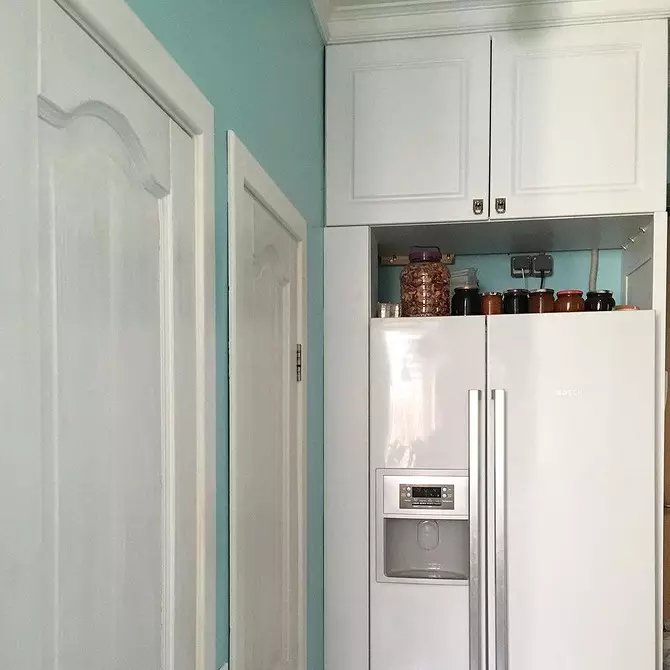 สถานที่ที่จะใส่ตู้เย็น: 6 สถานที่ที่เหมาะสมในอพาร์ทเมนท์ (ไม่เพียง แต่ห้องครัว) 480_39