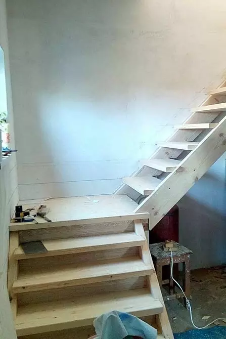 हामी तिनीहरूको आफ्नै हातको अटारीमा सीढी बनाउँछौं: निर्माण समीक्षा र माउन्टिंग योजना 4825_29
