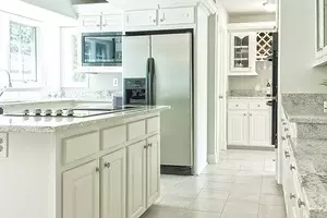 چرا ارزش انتخاب یک آشپزخانه سفید را انتخاب می کند: 8 استدلال قانع کننده 