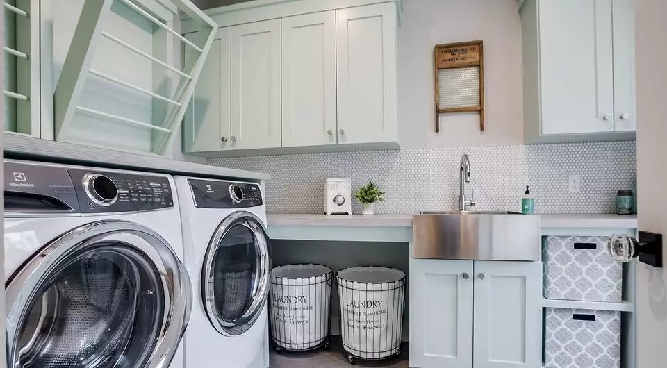 Badezimmerdesign mit einer Waschmaschine: Wir führen die Technik aus und machen den Raum funktionsfähig