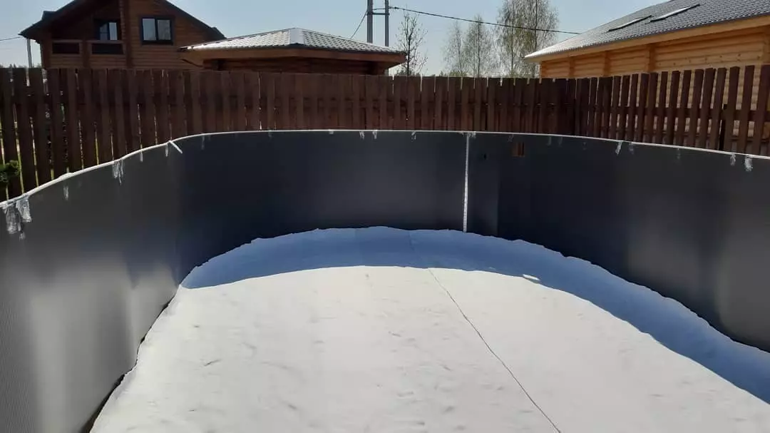 Getting ready for the summer in advance: how to install the frame pool at the cottage 4882_26