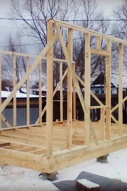Hvordan bygge et skjelett garasje fra et tre med egne hender 4947_24