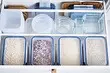 Orde completa: 6 ideas intelixentes para almacenar recipientes para alimentos en armarios de cociña