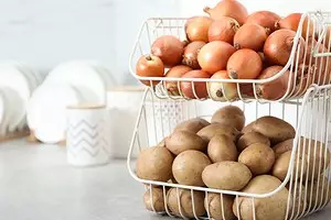 Onde almacenar cebolas para que permaneza fresco: 10 xeitos correctos para o apartamento