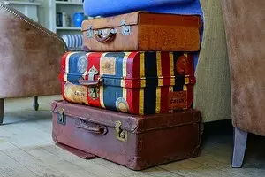 8 ý tưởng thực tế của việc sử dụng trong nội thất của một chiếc vali cũ 5048_1