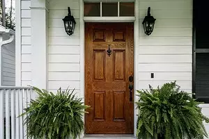 Jak izolować w drewnianych drzwiach zimowych w domu w prywatnym domu 5078_1