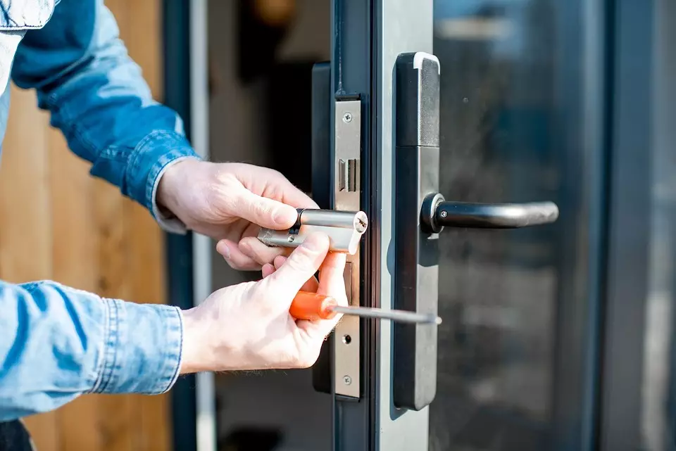 Conforto e fiabilidade: 5 tipos de accesorios de portas necesarios para casa e oficina 5087_4