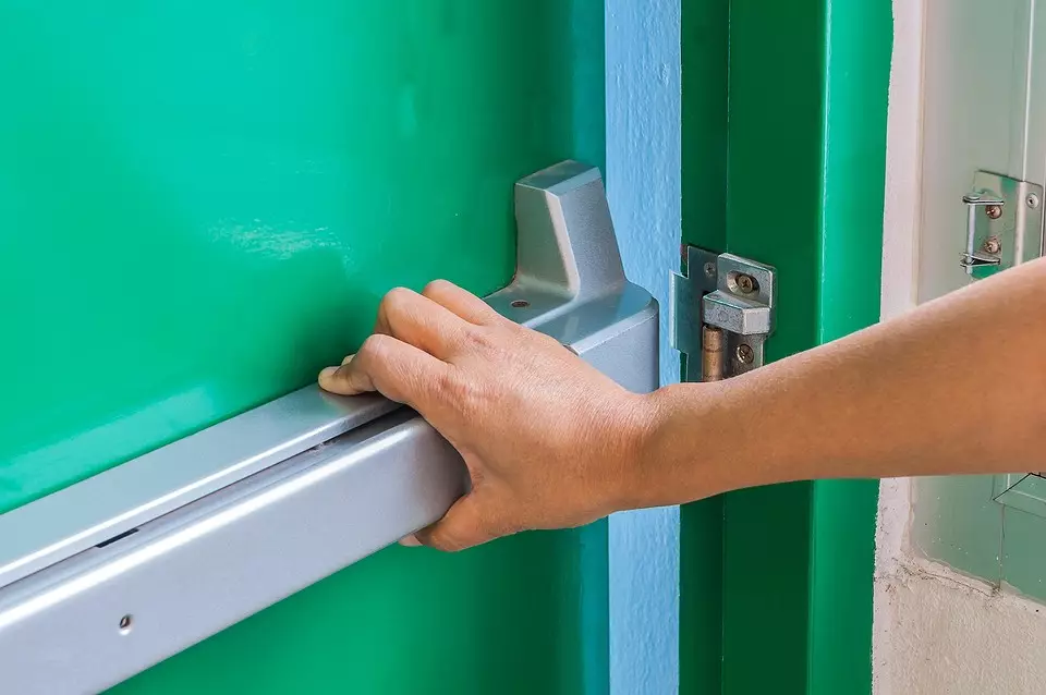 Confort și fiabilitate: 5 tipuri de accesorii de ușă necesare pentru casă și birou 5087_5