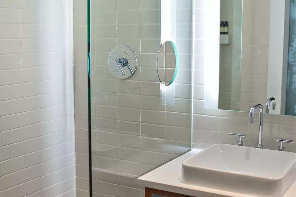 Bezrāmju stikla vannas un dušas nodalījumi: un pret + aprūpes padomiem 5095_7