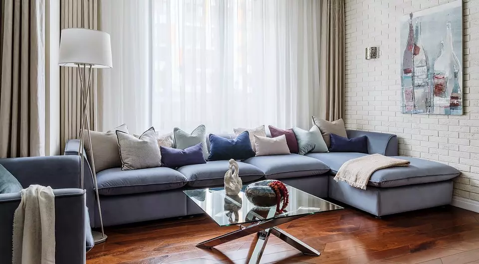 Culoare maritimă, nisip și lemn: interiorul apartamentului cu o atmosferă de vacanță și relaxare