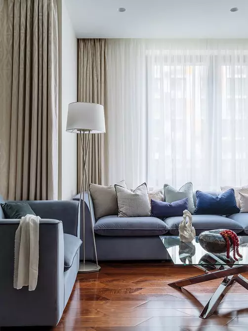 Color marino, arena y madera: interior del apartamento con un ambiente de vacaciones y relajación. 5131_26