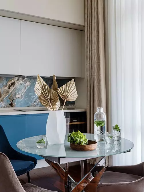 Color marino, arena y madera: interior del apartamento con un ambiente de vacaciones y relajación. 5131_30