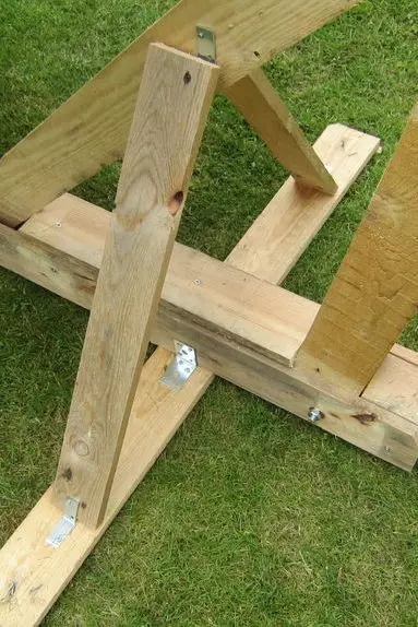 Nous faisons un rack pour un hamac avec vos propres mains: les instructions pour assembler un modèle de bois et de métal 5159_12