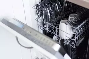 Kuinka puhdistaa astianpesukone kotona: yksityiskohtaiset ohjeet 5162_1
