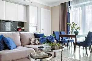 Klasik modern ing warna anget: interior apartemen rong kamar turu ing tengah Moskow 5411_1