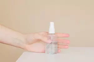 Как да използвате антисептик за ръце в ежедневието: 9 интересни начина 541_1