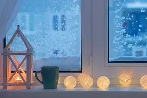 Kışın bir pencere nasıl koyulurken koyu ve gri: 8 konfor için 8 fikir 543_1