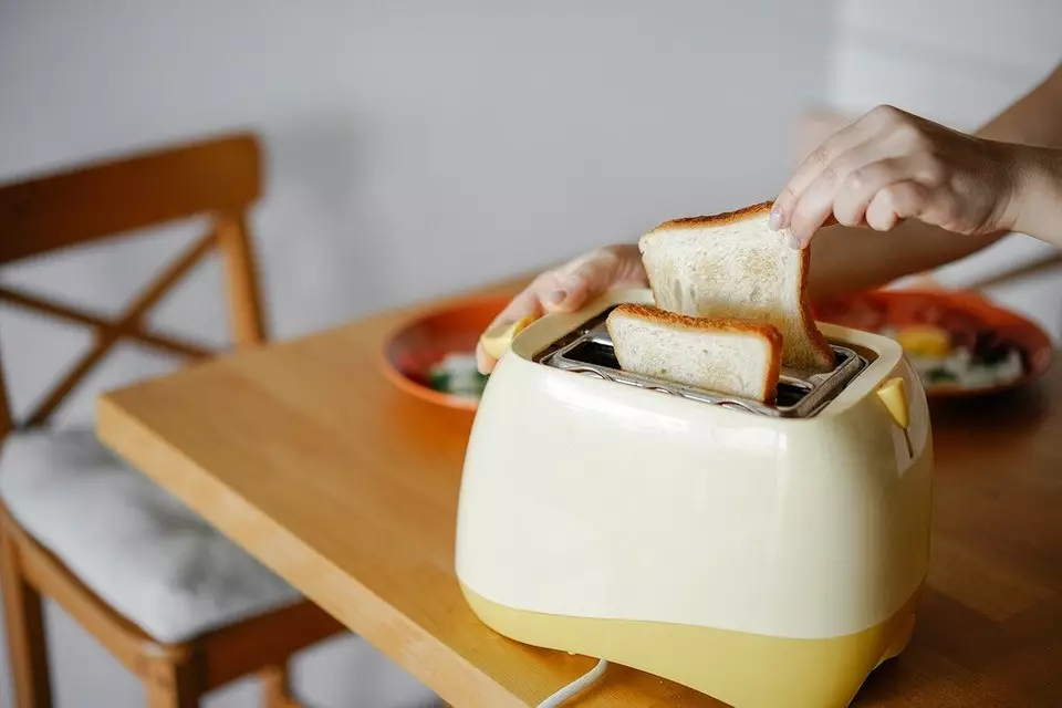 Wéi erreechen net d'Hänn: botzen de Kaffismausen an Toaster 5441_6