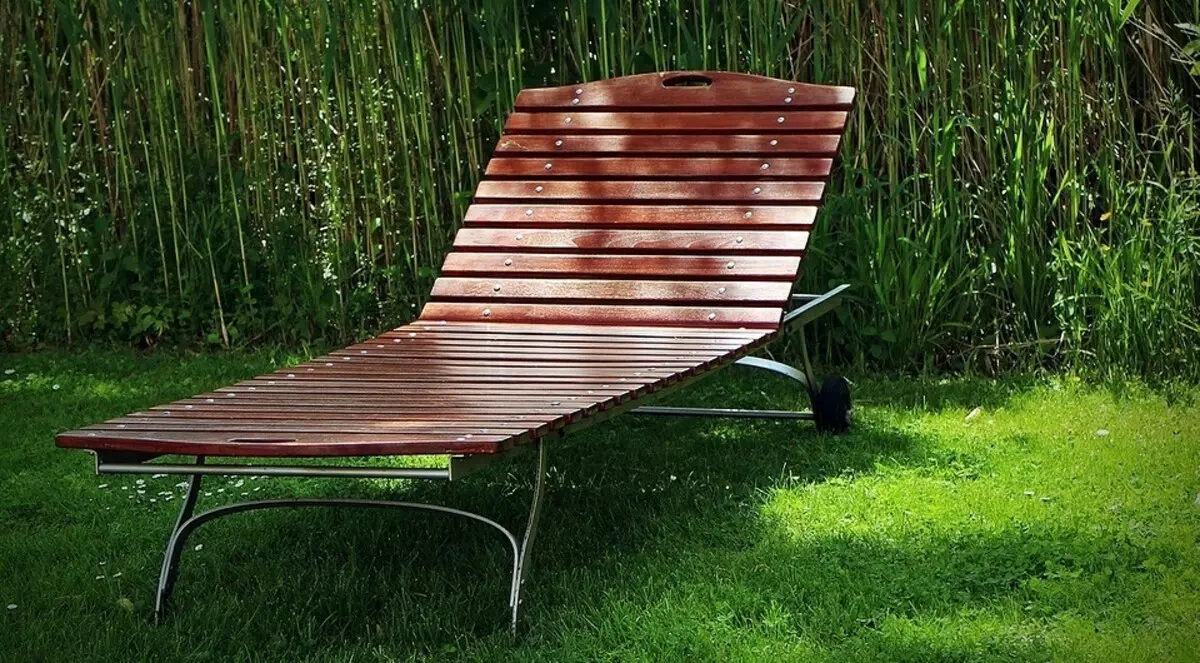 Bagaimana untuk membuat lounge chaise kayu dengan tangan anda sendiri: arahan untuk model lipatan dan monolitik