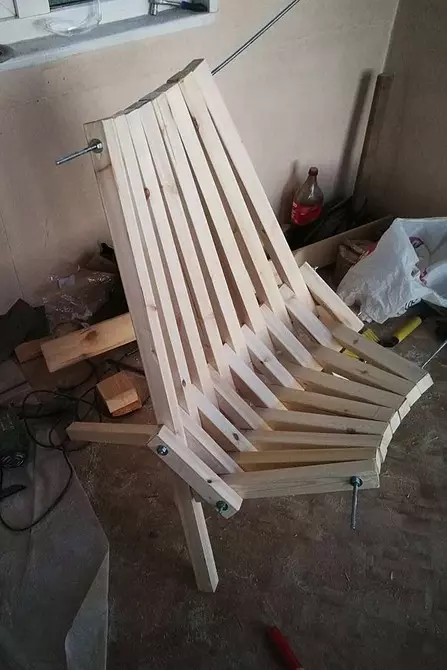 Cómo hacer un salón de chaise de madera con sus propias manos: Instrucciones de plegado y modelo monolítico 5444_23