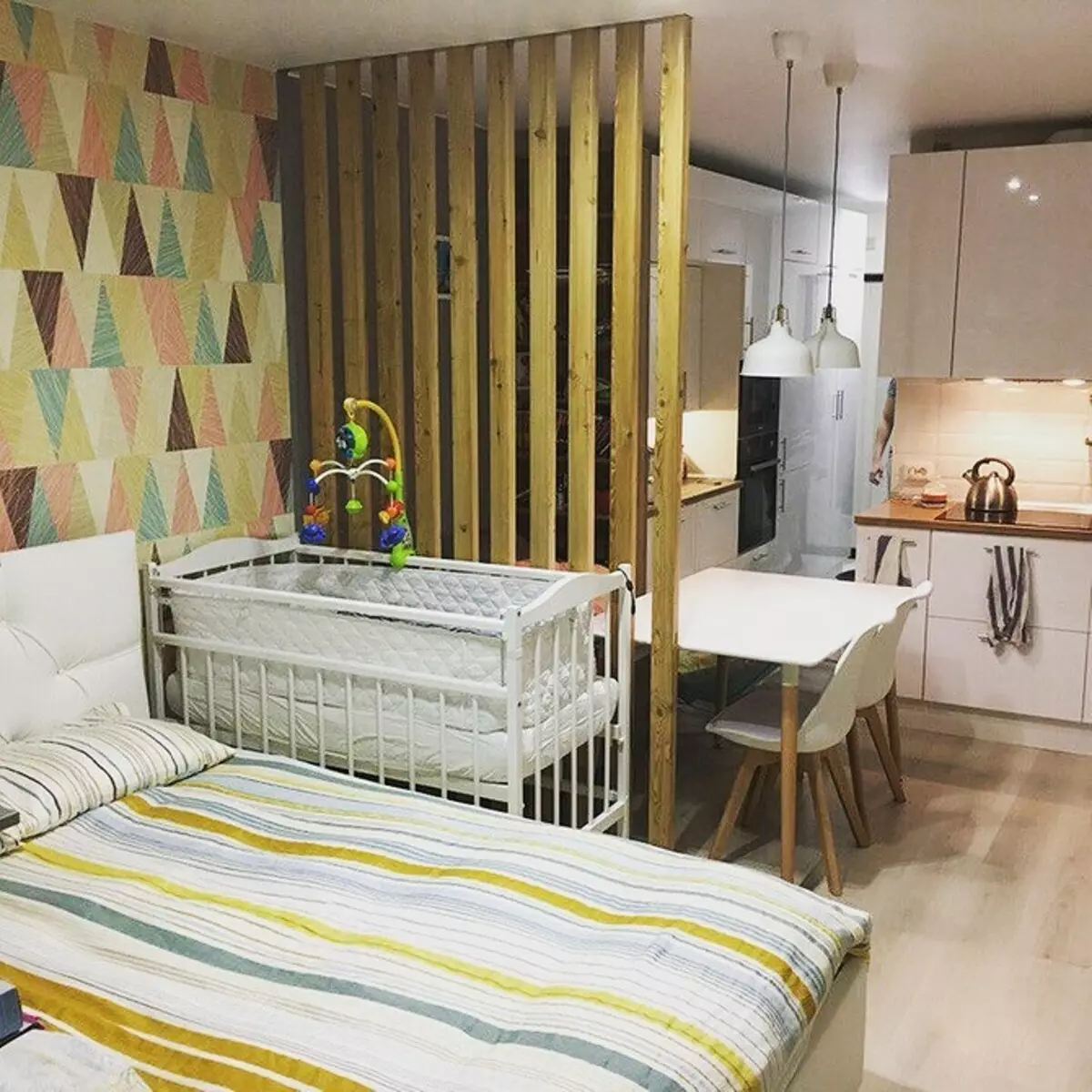 One-Room apartment para sa isang pamilya na may isang bata: 4 prinsipyo ng espasyo organisasyon at 55 mga larawan 5447_35