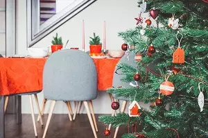 5 أفكار لتزيين شجرة عيد الميلاد في أنماط داخلية شعبية 5483_1