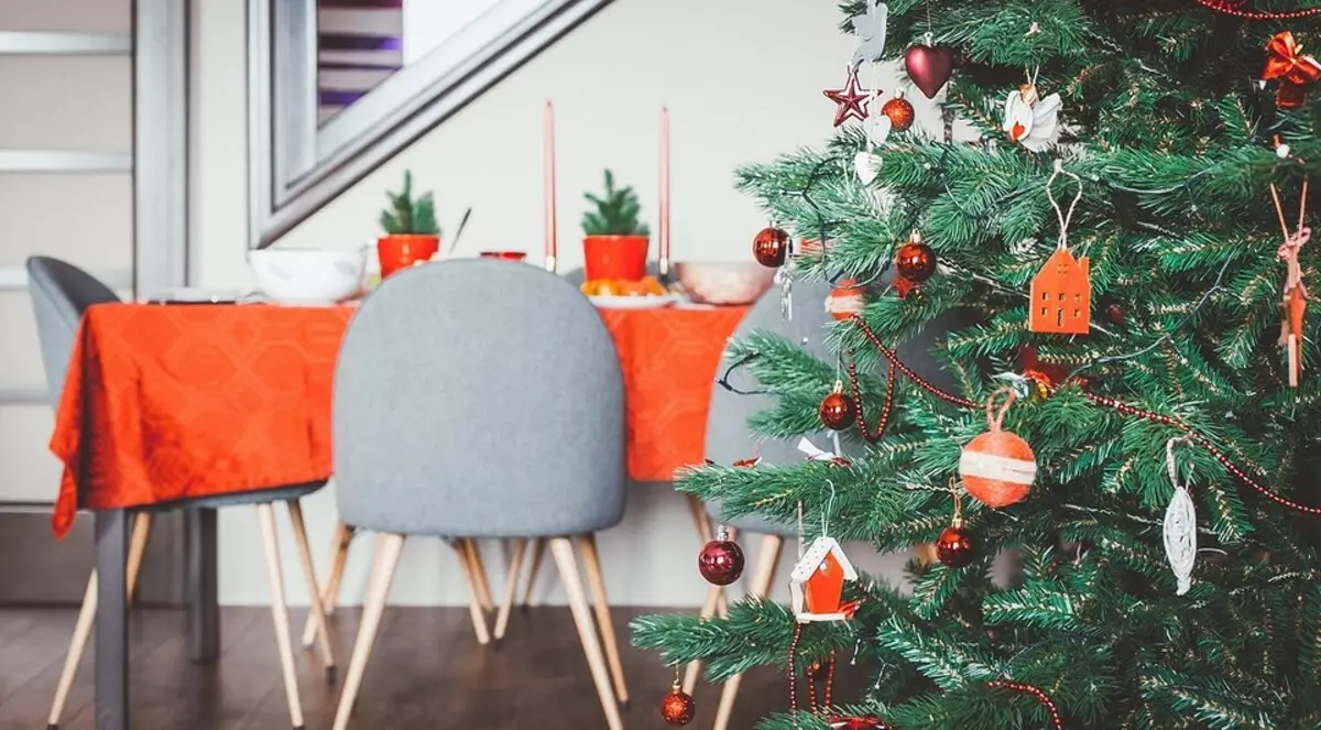 5 idei pentru decorarea copacului de Crăciun în stilurile interioare populare